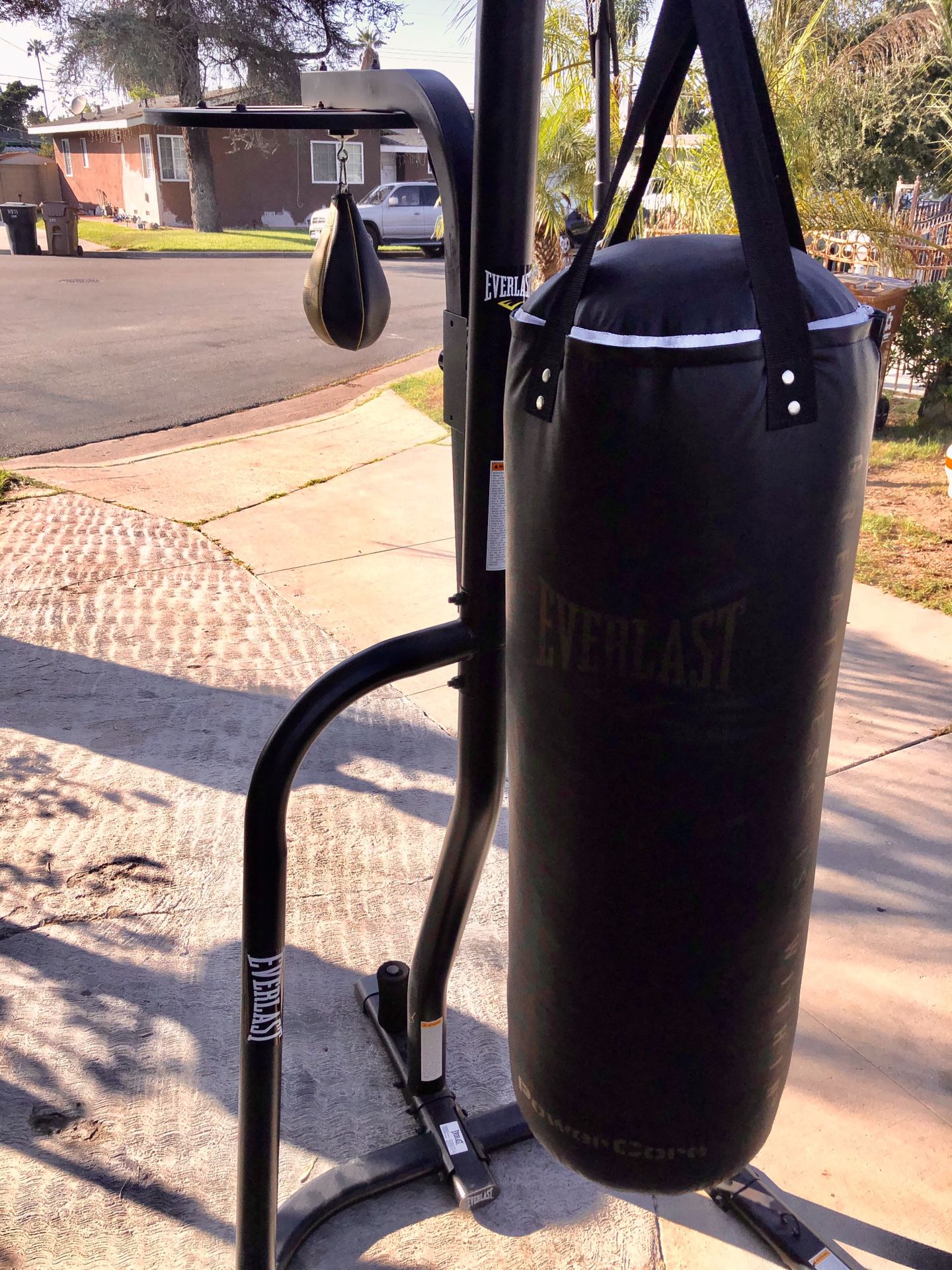 EVERLAST BOXING STAND WIFF PUNCHING BAG AND SPEED BAG