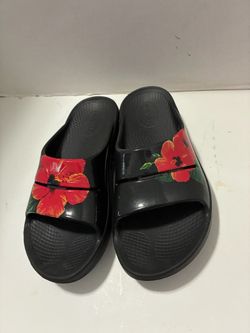 OOFOS OOahh Luxe Black Red Hibiscus Floral Recovery Slide Sandals Women's 8