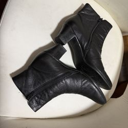 Munro Ankle Black Woman Boots Size 7.5
