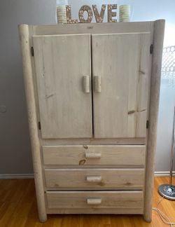 armoire and dresser  / set de madera