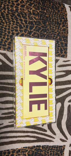 KYLIE JENNER  BANANA EYESHADOW PALETTE