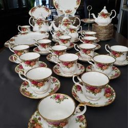 8 settings ROYAL ALBERT Old Country Rose  Excellent Condition