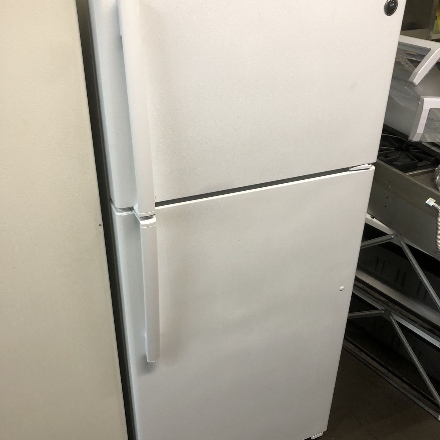 GE White Apartment Size Refrigerator 
