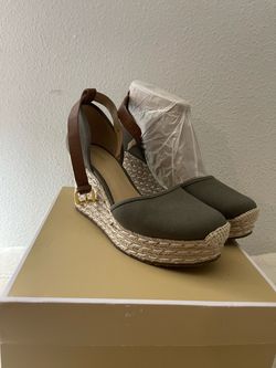 Women Michale Kors sandals/heels size 7