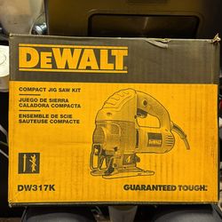 DEWALT 5.5 Amp Corded Variable Speed Jig Saw Kit with Bag