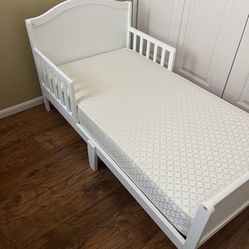 Delta Children Bennett Toddler Bed - Bianca White