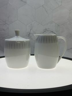 Set of vintage petite sugar and creamer set from Syracuse China in the Carefree "Jackstraws" pattern. The set features a distinct white porcelain body