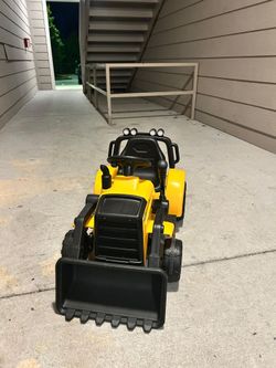 Kid Trax CAT 6-volt battery-powered front loader ride-on toy