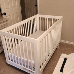 Convertible Crib + Matress and Sheets