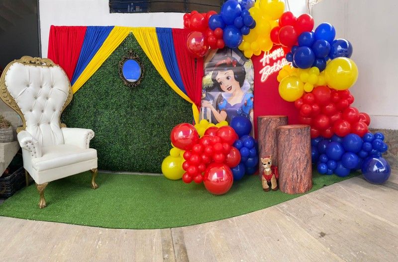 Snow White Balloon Garland
