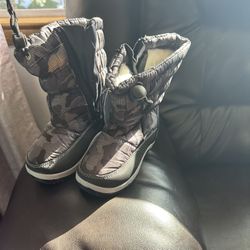 Snow boots for boys size 8