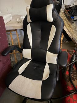 Black & White Racing Style Gaming Chair – Adjustable & Comfortable