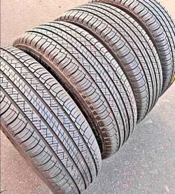 235 65 18 Michelin tires Con 80% de Vida Las 4