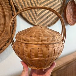 Vintage Wicker Basket With 4 Wicker Fish Napkin Holders 