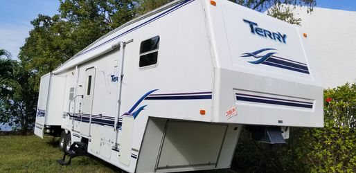 5th wheel Terry travel trailer 34 feet