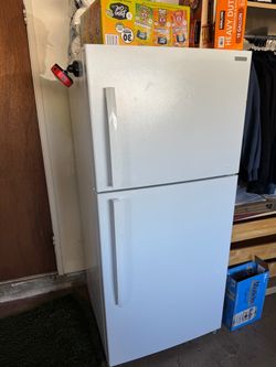 Insignia White Top-Freezer Refrigerator