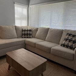 Sectional Couch 115’ by 90’ Barely Used !! Only 6 Months Old 