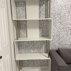 White shelves(estantes blancos)