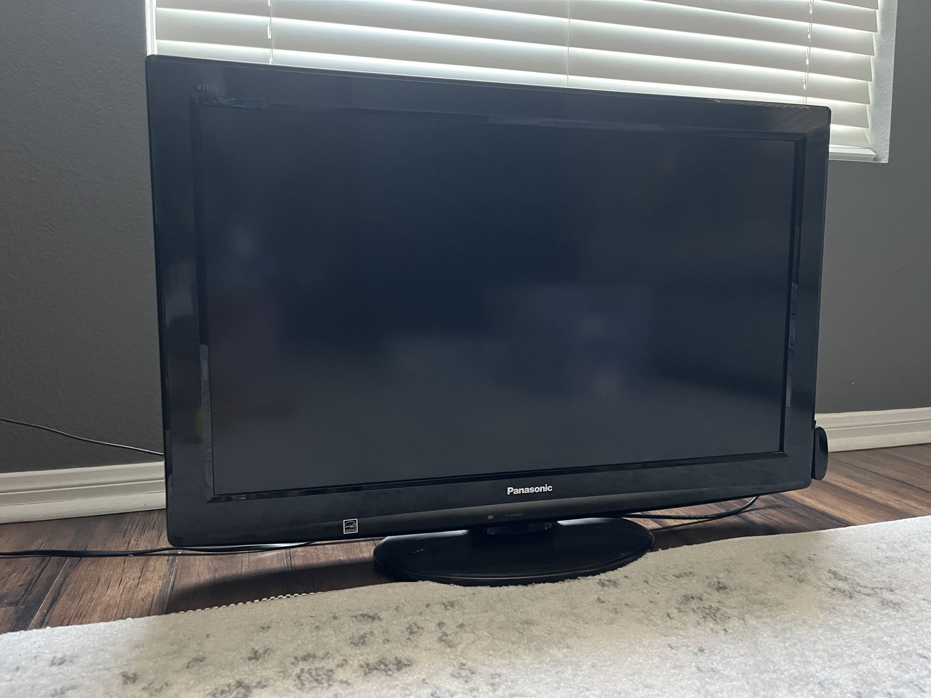32” Panasonic Viera LCD TV w/ Roku Express