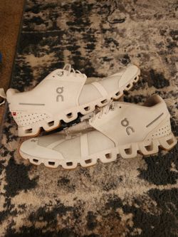 Womens On Cloud sneakers us 8.5