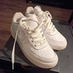 YOUTH NIKE CLASSIC AIR FORCE 1 SIZE 6.5