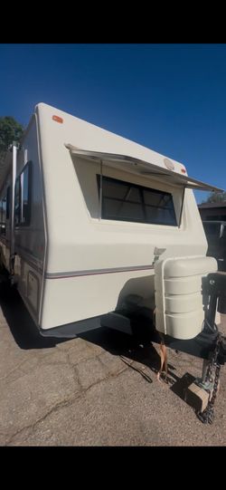 Travel Trailer  LIKE NEW!!