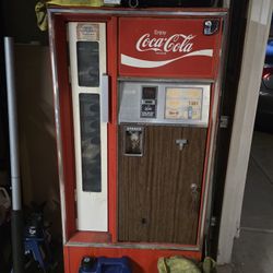 Vintage Coca-Cola Vending Machine. 