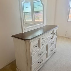 Dresser With Mirror