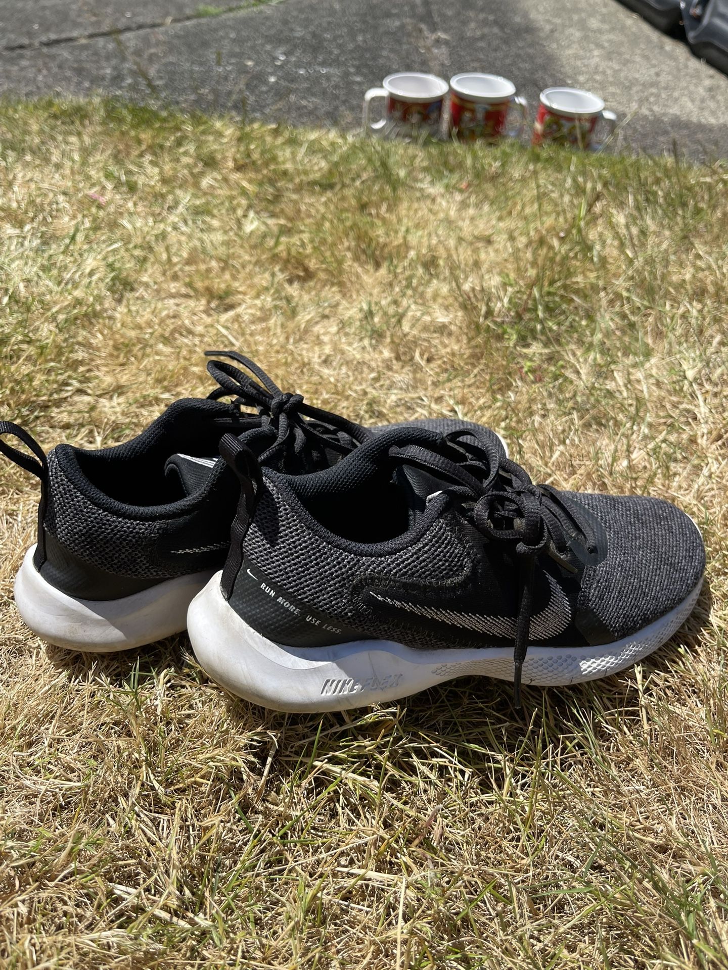 Womens Nike shoes size 7.5/8 