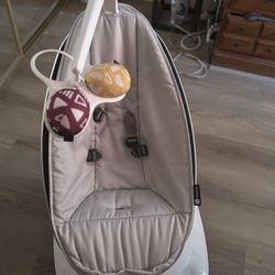 4moms Mamaroo Multi-Motion baby Swing 
