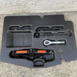 Nissan Versa 12-19  Spare Tire Jack Kit