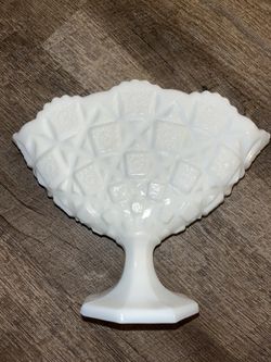 Westmoreland Flat Fan-shaped Vase on Pedestal 