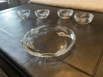 MIKASA ROUND CRYSTAL SERVING PLATTER WITH CALLA LILLIES AND (4)  MATCHING APPETIZER/SERVING BOWLS
