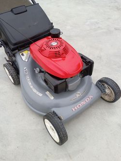 HONDA HRR-216 LAWNMOWER