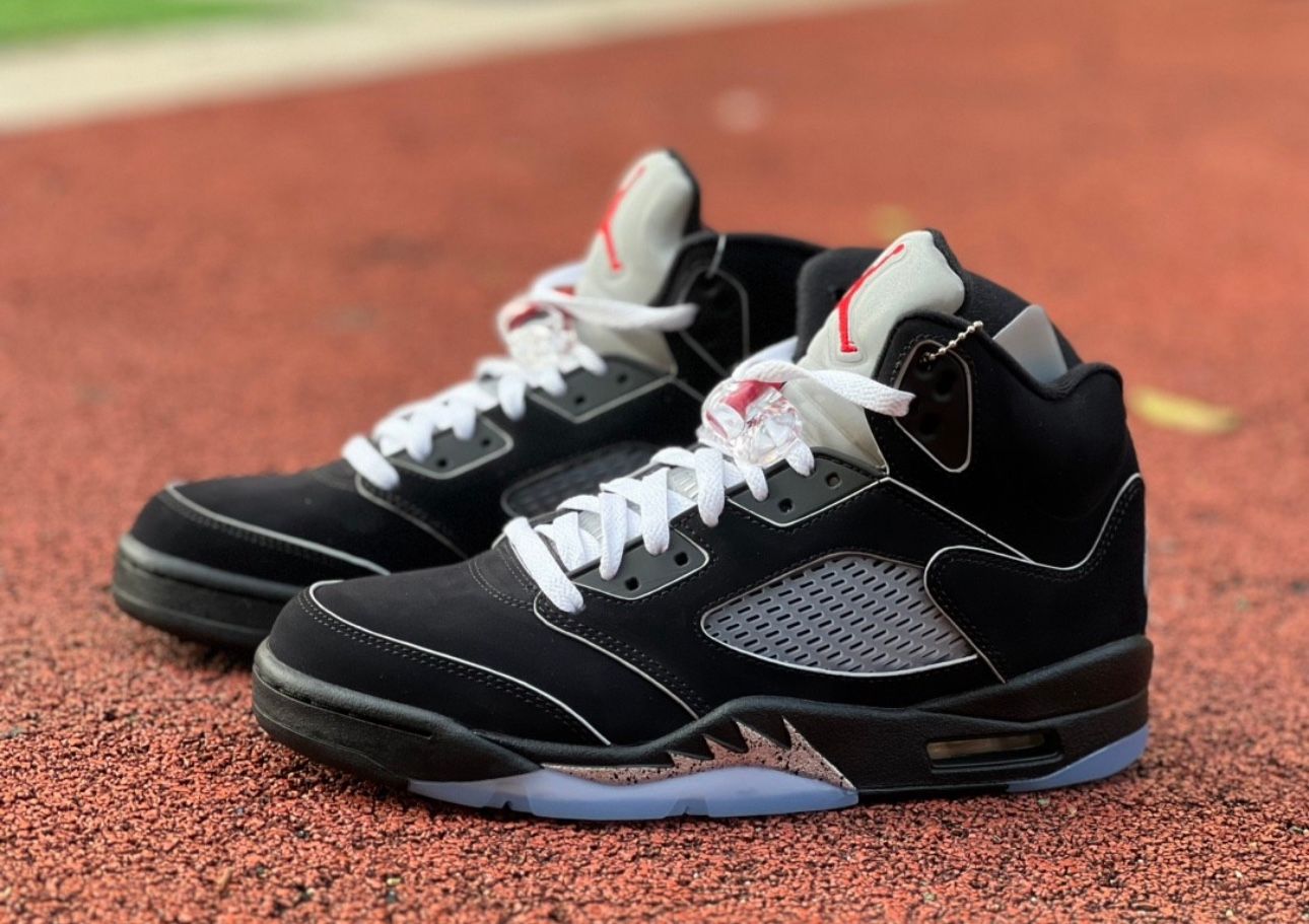 Air Jordan 5 βBlack Metallic Reimagined