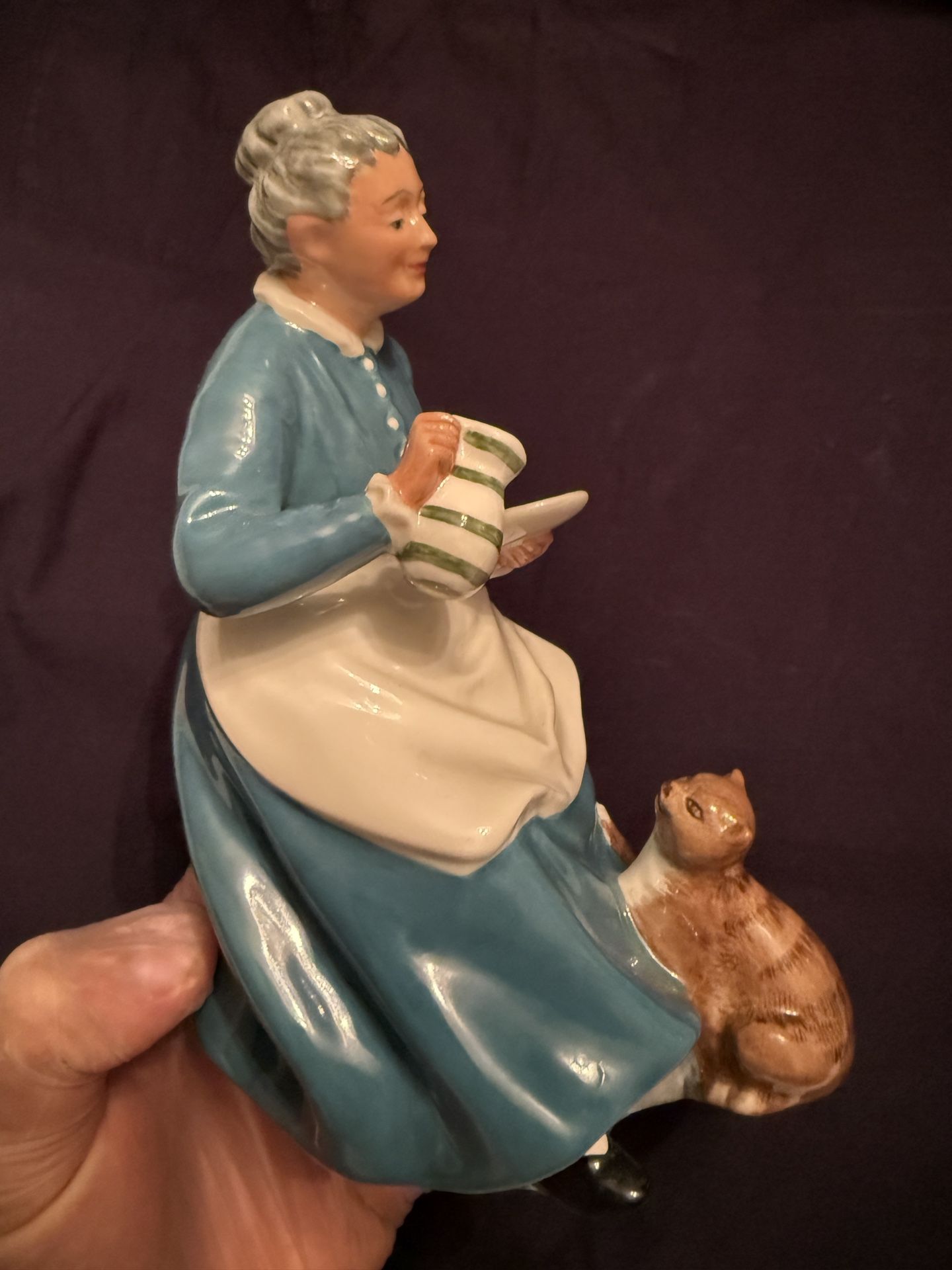 “The Favourite” HN 2249 Royal Doulton Figurine 7-3/4" tall Mint Condition