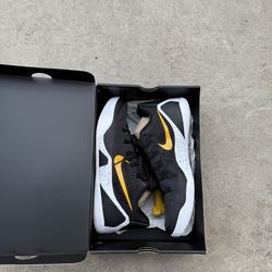 Men’s size 13 Kobe shoes