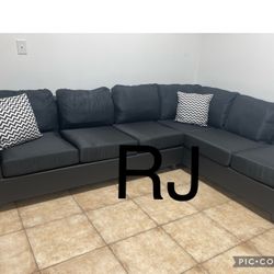 BLACK SECTIONAL WITH REVERSIBLE CHASE 