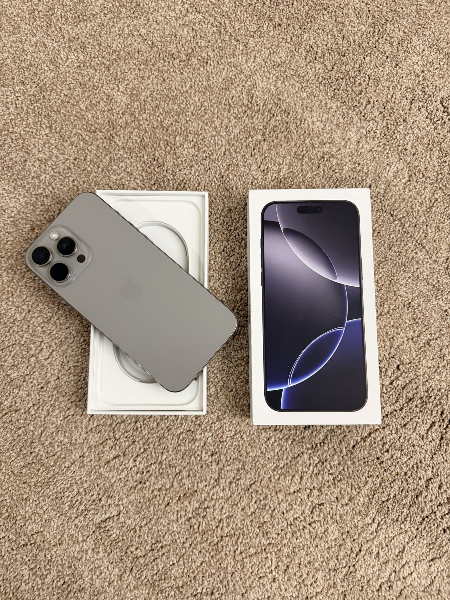 16 Pro Max 100% battery 256g iPhone 6 Months old Unlocked for All Carriers in Glenview/Palatine $890