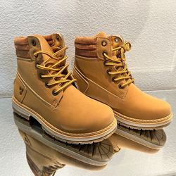 Women Hiking Boots Size 6 Brande New