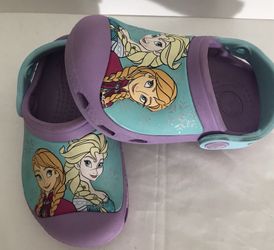 Frozen Crocs by Disney size 6-7 Super cute rare
