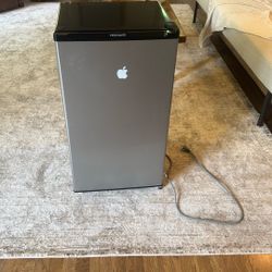 Mini fridge 