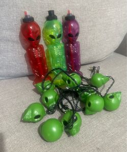 Vintage 90’s ALIEN Neon Green Plastic Drinking Tumblers & 10 Alien Head String Lights  GO SPURS GO