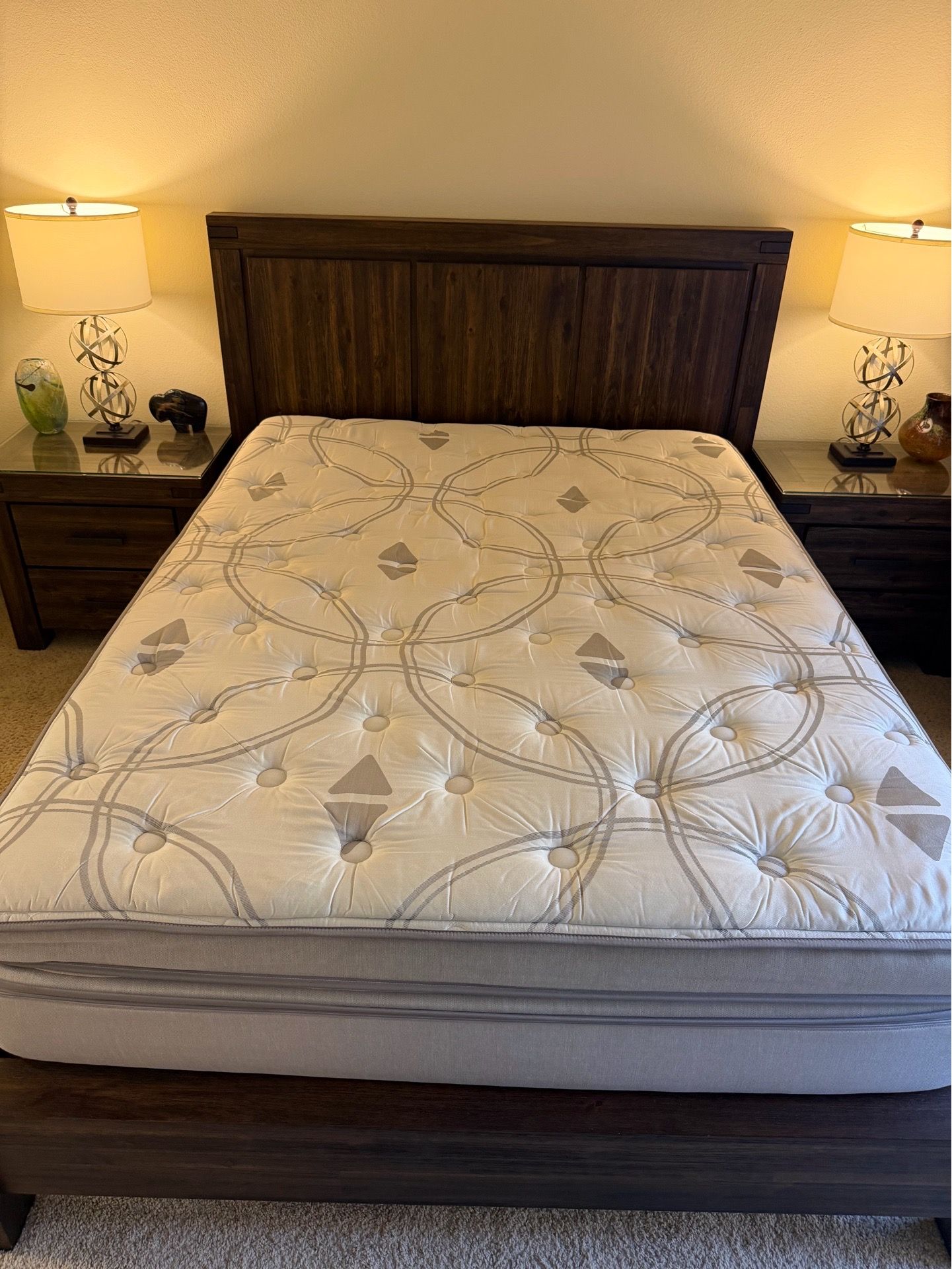 Sleep Number i10 - With Adjustable Base - Queen, like New