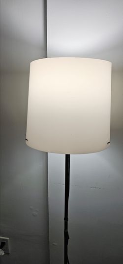 Lampara alta IKEA con base de metal. IKEA Floor Lamp. $5 ea.