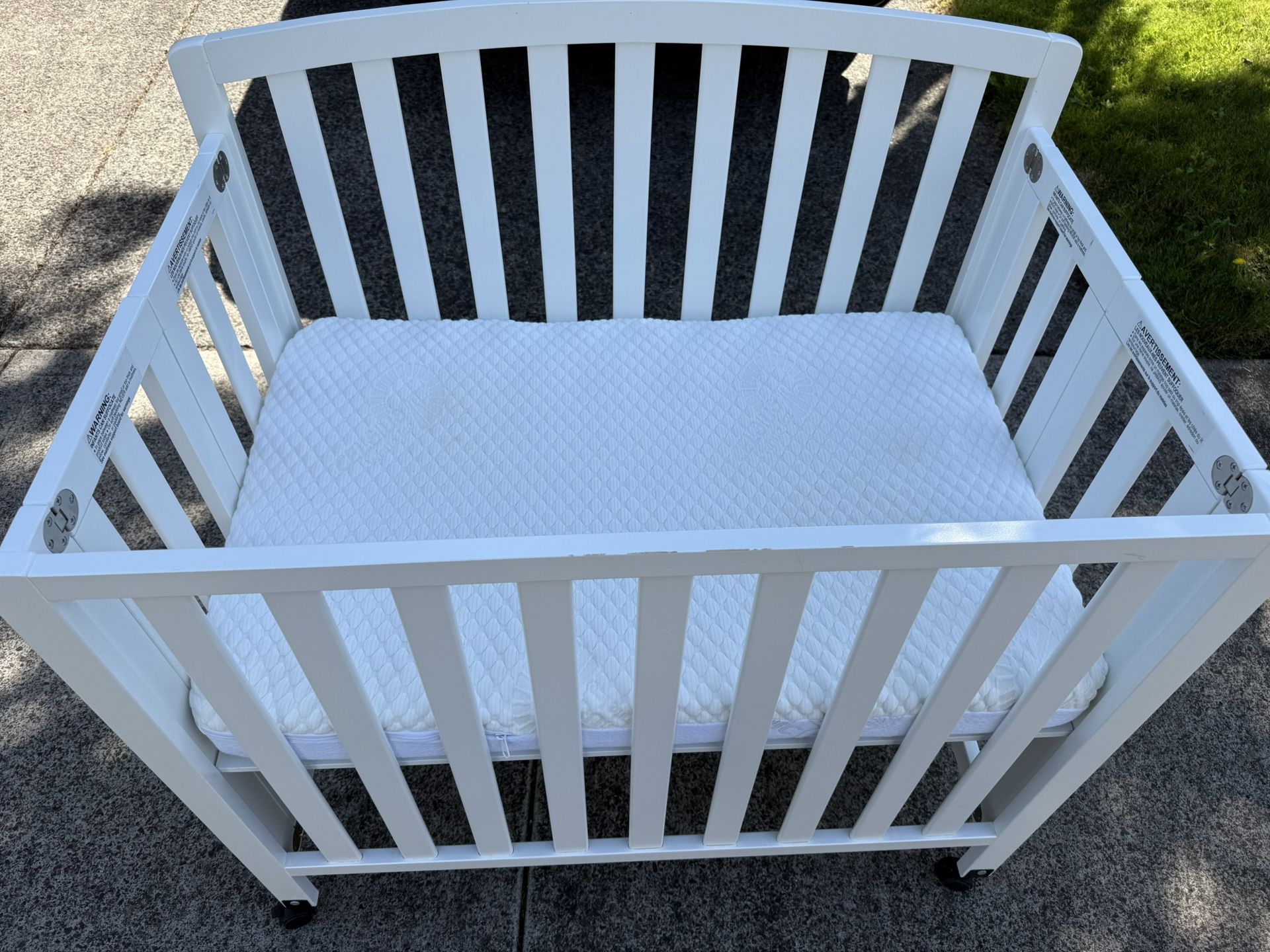 Mini Crib: White Folding Crib with Mattress – Good Condition