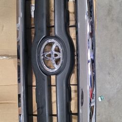 2005 Toyota Tacoma SR5 Grill