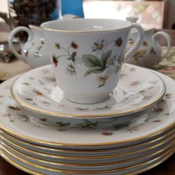 Royal Doulton Strawberry Cream 26 Piece Tea Set for 6