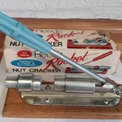 Famous Reeds “Rocket” Nut Cracker Model 800 Pecans Walnuts Almonds In Original Box