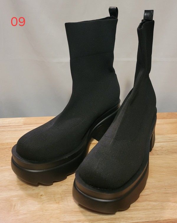 Black Platform Boots, size 7, new (09)